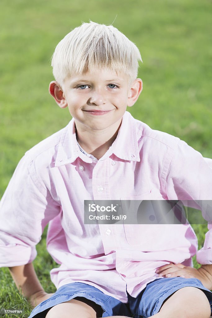 Menino sentado na grama - Foto de stock de 6-7 Anos royalty-free
