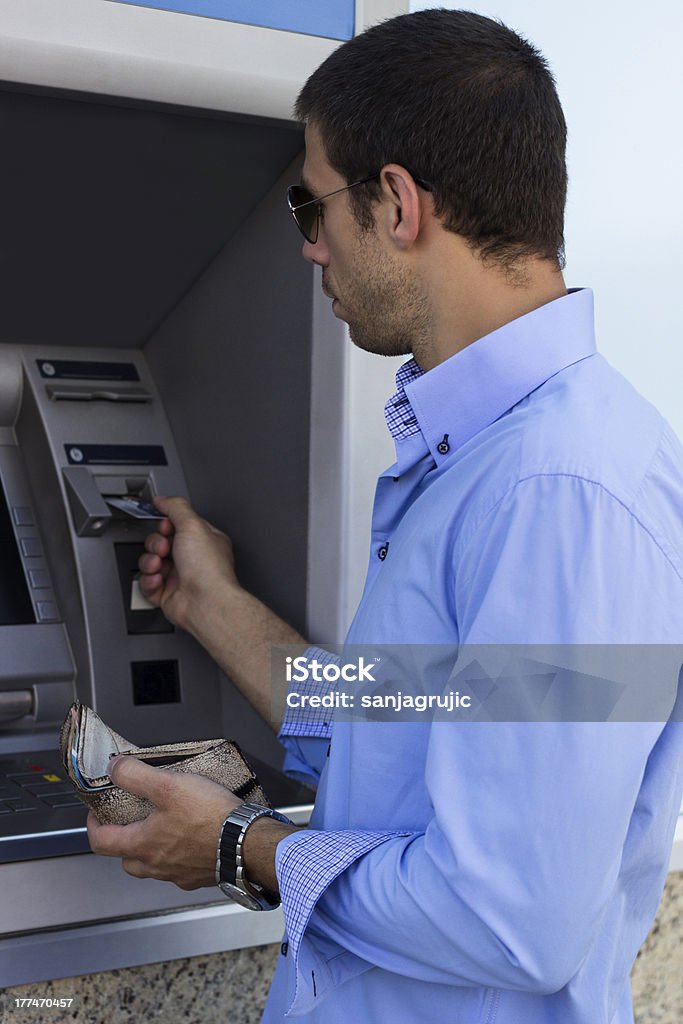 Uomo d'affari utilizzando ATM - Foto stock royalty-free di 25-29 anni