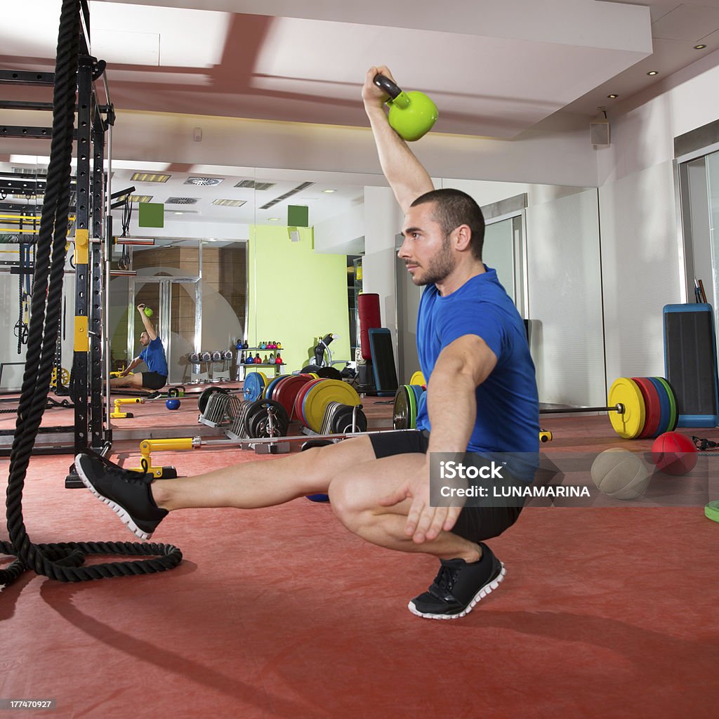 Crossfit fitness Kettlebells człowiek równowagi z jednej nodze - Zbiór zdjęć royalty-free (20-29 lat)