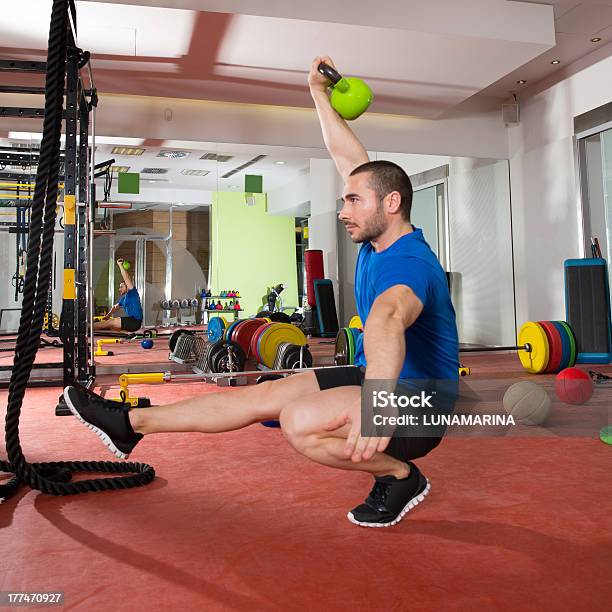 Crossfit Fitness Kettlebells Człowiek Równowagi Z Jednej Nodze - zdjęcia stockowe i więcej obrazów 20-29 lat