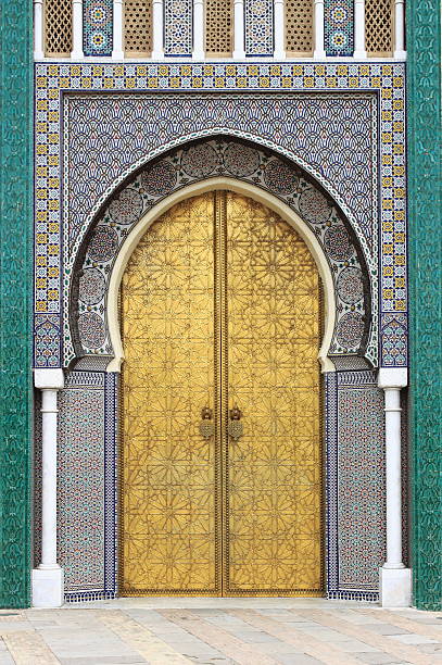 golded porta di palazzo reale di fès - dar el makhzen foto e immagini stock