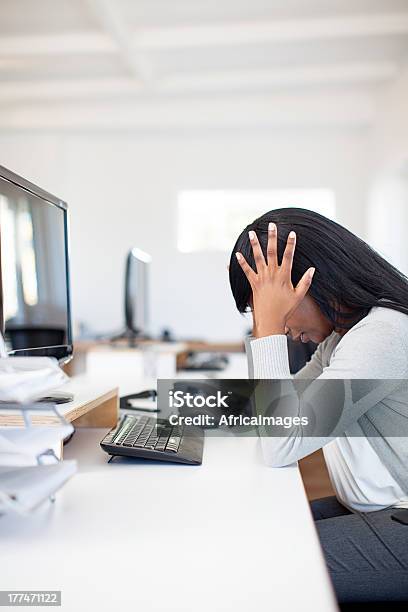 Frau Mit Kopfschmerzen In Arbeit Südafrika Stockfoto und mehr Bilder von Afrika - Afrika, Afrikanischer Abstammung, Arbeiten