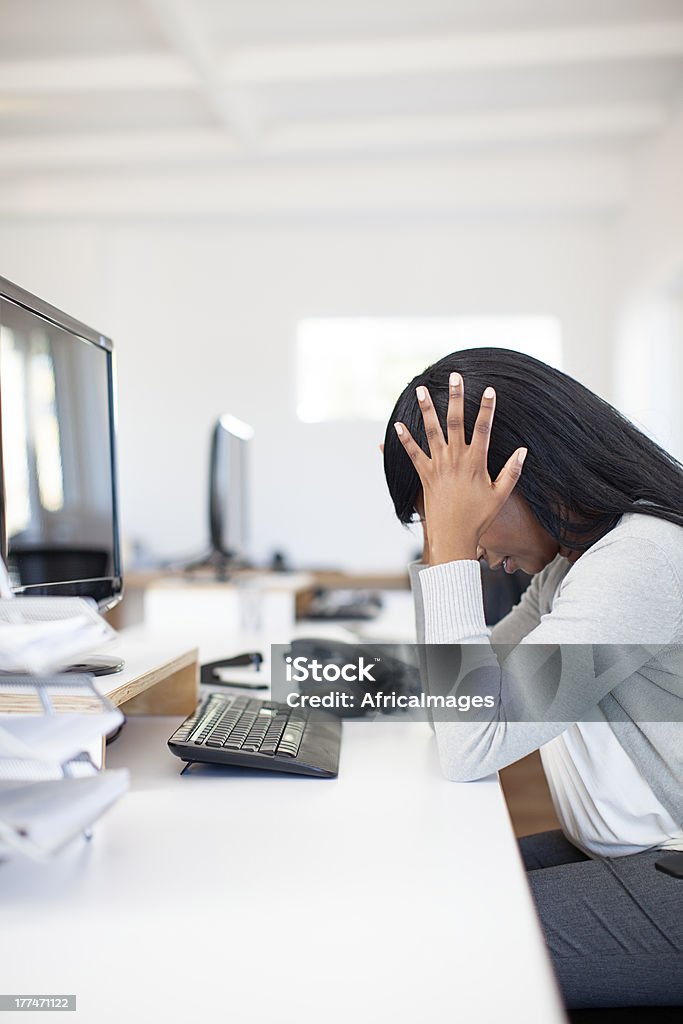 Donna con un mal di testa al lavoro, Sud Africa - Foto stock royalty-free di Abbigliamento da lavoro