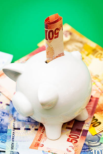pomyślnie oszczędności: piggybank przepełniony z banknotów południowej afryki - bringing home the bacon image high angle view vertical zdjęcia i obrazy z banku zdjęć