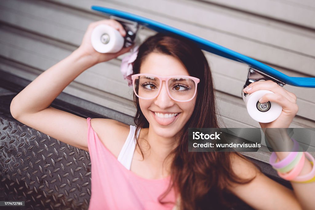 Chica con monopatín hacer una cara - Foto de stock de Bizco libre de derechos