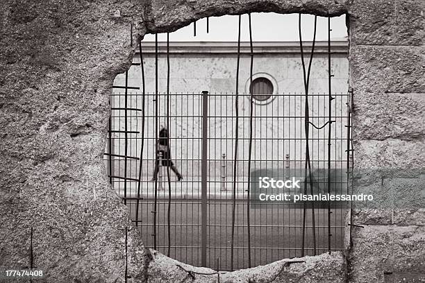 Squarcio Berlinese Stockfoto und mehr Bilder von Berliner Mauer - Berliner Mauer, Loch, Schwarzweiß-Bild