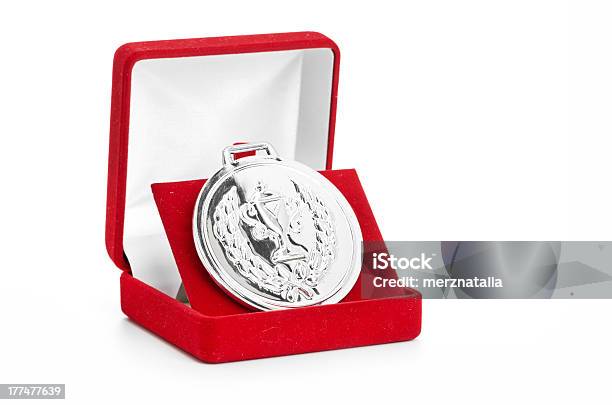 銀メダルの赤いギフトボックスに入っています - お祝いのストックフォトや画像を多数ご用意 - お祝い, チームワーク, メダル