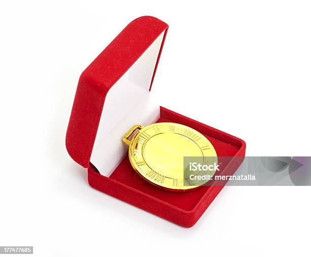 Foto de Medalha De Ouro Em Vermelho Com Caixa De Presente e mais fotos de stock de Comemoração - Conceito - Comemoração - Conceito, Decoração, Entrega de prêmios