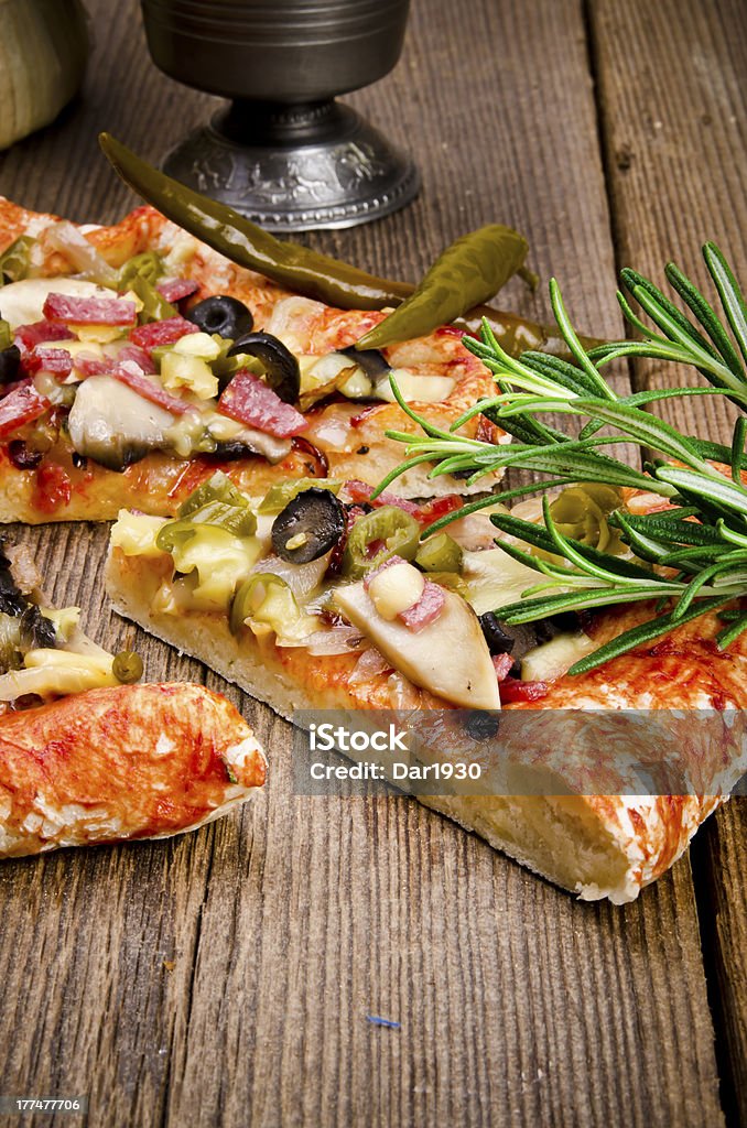 Casa deliziosi cucinati pizza alla salsiccia piccante - Foto stock royalty-free di Alimentazione non salutare