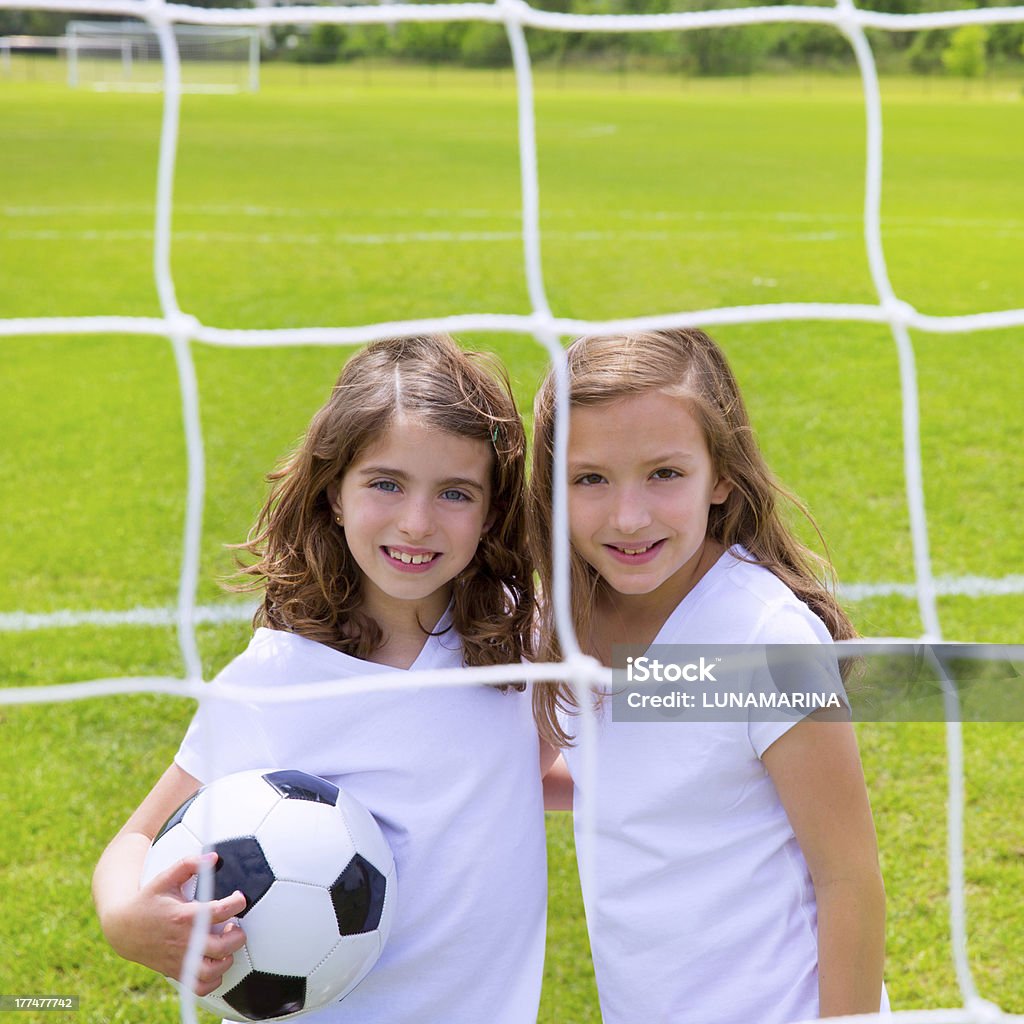 Calcio calcio bambino ragazze che giocano sul campo - Foto stock royalty-free di Bambine femmine