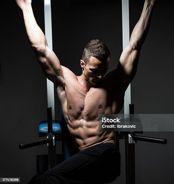 Photo libre de droit de Bel Homme Faisant De Lexercice De Son Abs Dans La Salle De Sport banque d'images et plus d'images libres de droit de Abdomen