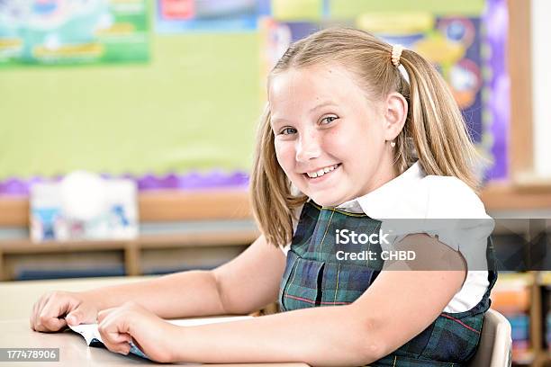 Feliz Niña En Edad Escolar Foto de stock y más banco de imágenes de 8-9 años - 8-9 años, Alegre, Cola de caballo - Cabello recogido