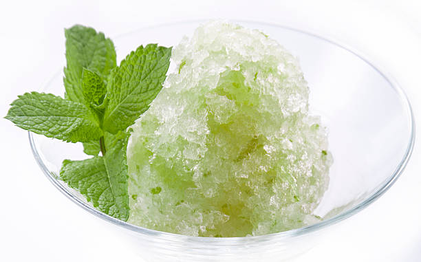 green przyjmowaniu sorbet lody z liść mięty - lemony zdjęcia i obrazy z banku zdjęć