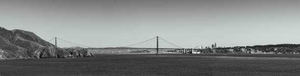черно-белая фотография моста золотые ворота через лагуну с множеством лодок - sea black and white horizontal horizon over water стоковые фото и изображения
