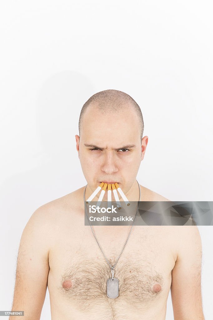 Uomo con la bocca piena di tante sigarette - Foto stock royalty-free di Adulto