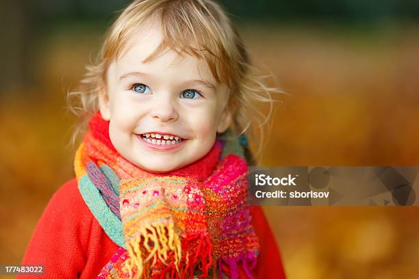 Маленькая Девочка В Парке — стоковые фотографии и другие картинки 2-3 года - 2-3 года, Весёлый, Время года