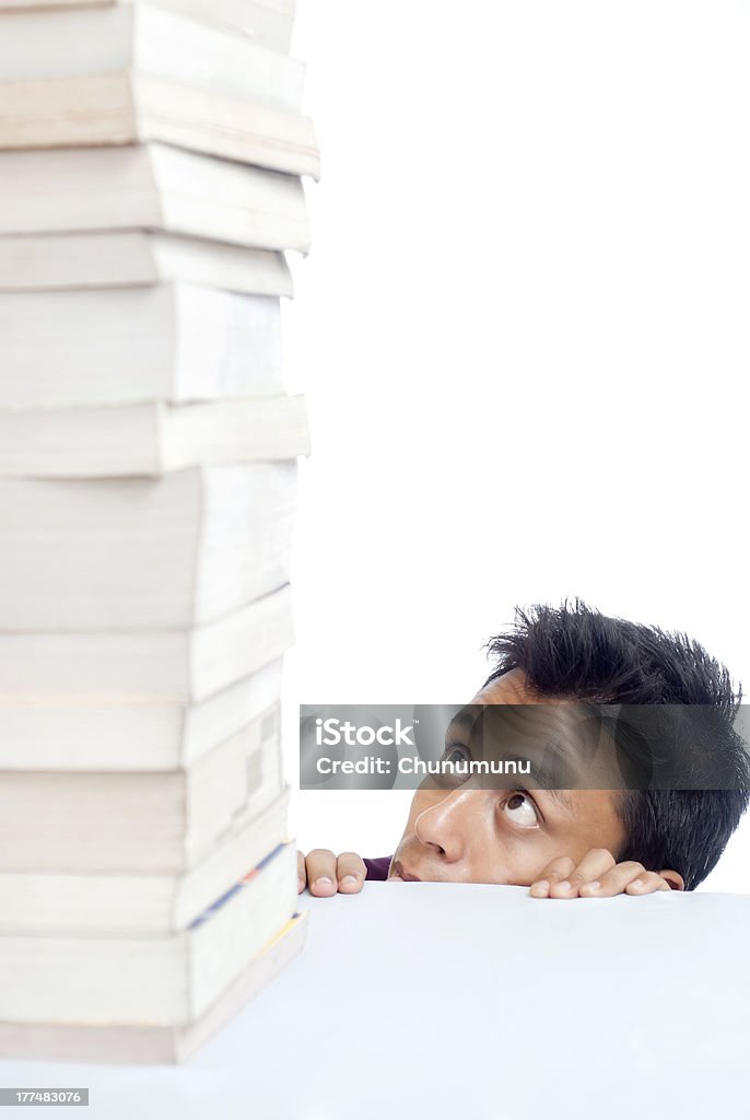 Guy Peeping im Tower of Books - Lizenzfrei Bildung Stock-Foto