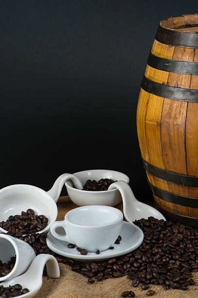 Granos de café y tazas, blanco - foto de stock