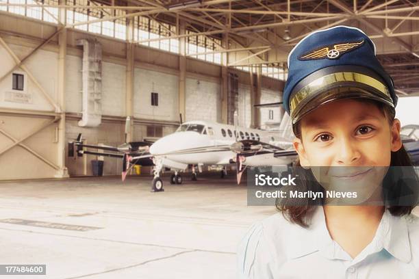 Młoda Dziewczyna Z Aspiracje Związane Z Karierą - zdjęcia stockowe i więcej obrazów Dziecko - Dziecko, Samolot, Wykształcenie