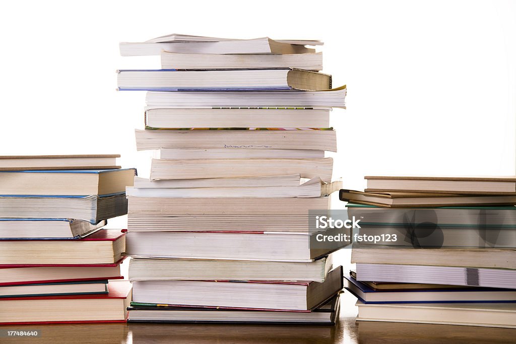 Istruzione e Business: Tre pile di libri su una scrivania. - Foto stock royalty-free di Catasta