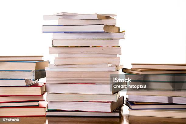 Istruzione E Business Tre Pile Di Libri Su Una Scrivania - Fotografie stock e altre immagini di Catasta
