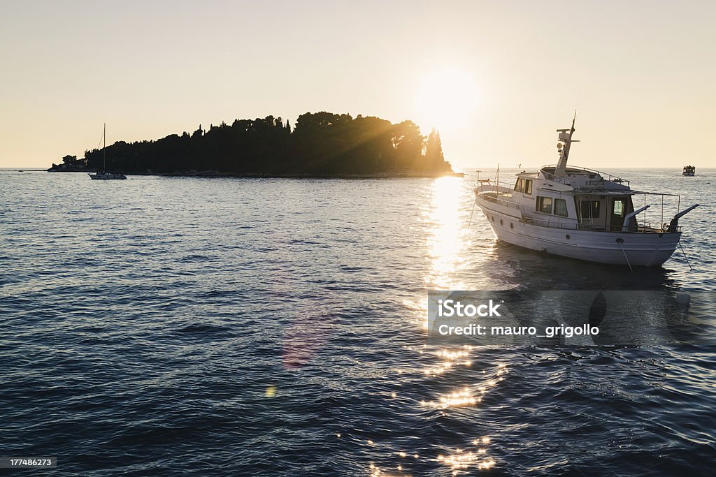 Seascape na zachód słońca w Rovinj, Croatia. - Zbiór zdjęć royalty-free (Bez ludzi)