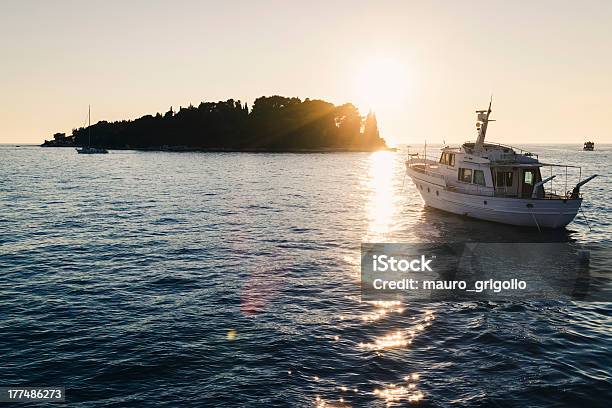 Seascape Na Zachód Słońca W Rovinj Croatia - zdjęcia stockowe i więcej obrazów Bez ludzi - Bez ludzi, Chmura, Chorwacja