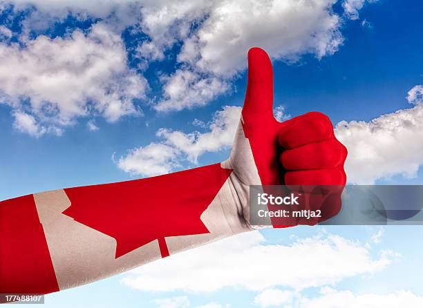 親指を立てるにはスカイカナダ - 1人のストックフォトや画像を多数ご用意 - 1人, お祝い, アイデア
