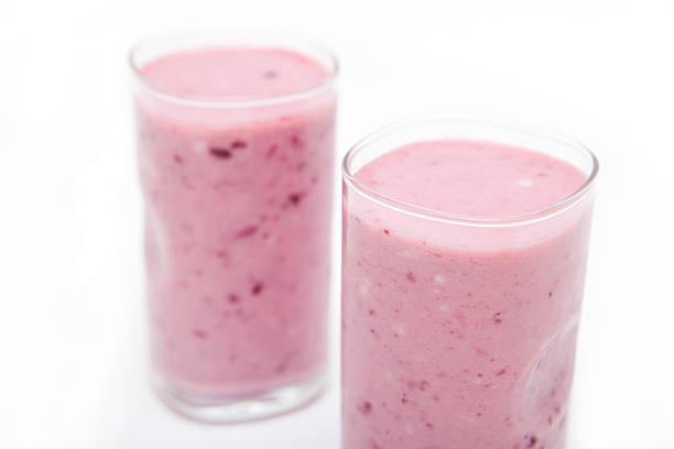 blackberry smoothie aux - milk shake smoothie blackberry isolated photos et images de collection