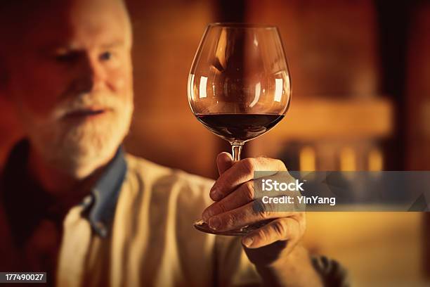 Red Degustację Wina W Piwnicy Poziomej - zdjęcia stockowe i więcej obrazów Alkohol - napój - Alkohol - napój, Ameryka Północna, Biznes