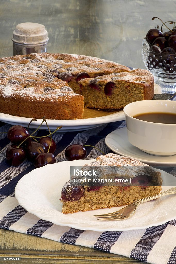 Cherry le gâteau aux amandes avec des cerises et café - Photo de Aliment libre de droits