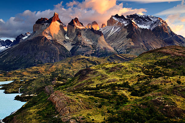 lever du soleil dans les montagnes des andes patagoniennes - patagonie argentine photos et images de collection