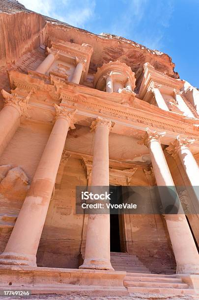 Fachada De La Tesorería Monumento En Antigua Ciudad Petra Foto de stock y más banco de imágenes de Aire libre