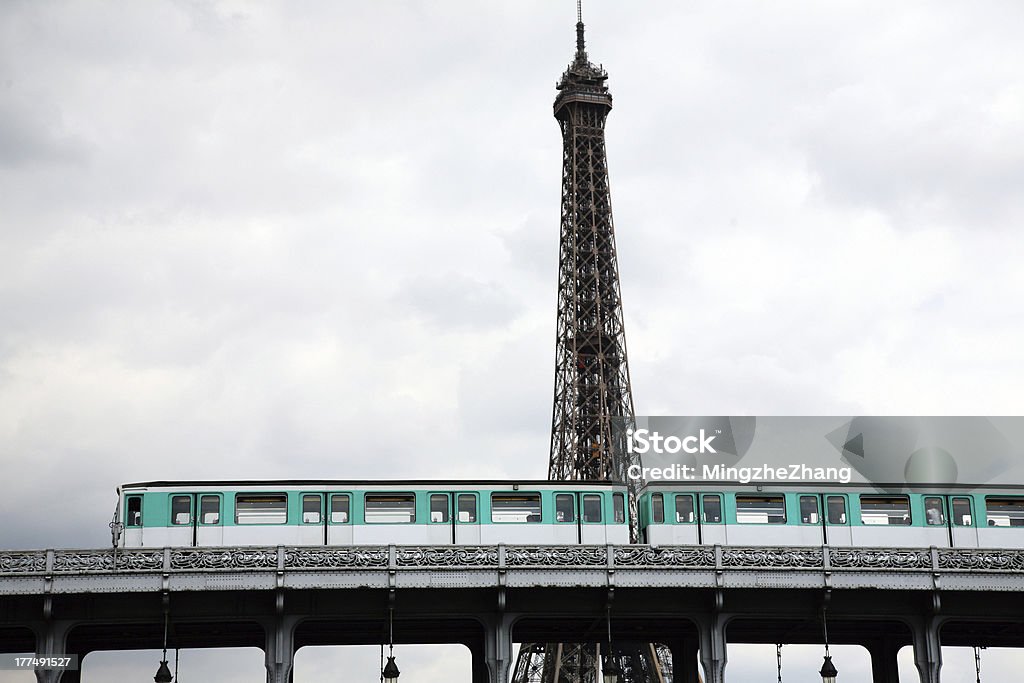Trains et de la Tour Eiffel - Photo de Capitales internationales libre de droits