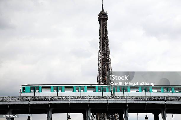 Treina E Torre Eiffel - Fotografias de stock e mais imagens de Ao Ar Livre - Ao Ar Livre, Capitais internacionais, Comboio