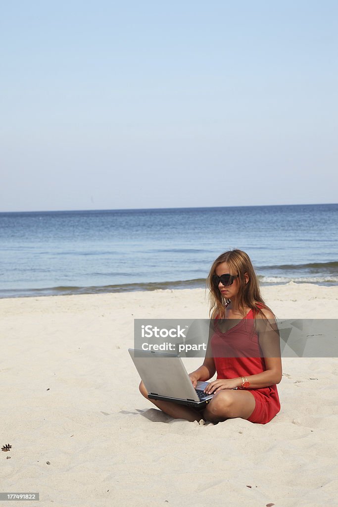 Donna sulla spiaggia - Foto stock royalty-free di 25-29 anni