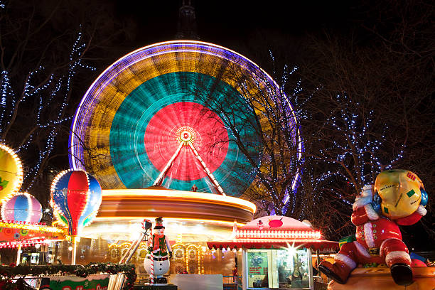 ferris wheel en el parque de navidad - ferris wheel carnival amusement park wheel fotografías e imágenes de stock