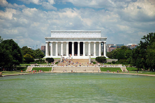 Lincoln Memorial in Washington DC Lincoln Memorial in Washington DC with a reflecting pool. washington monument reflecting pool stock pictures, royalty-free photos & images