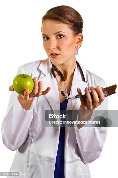 Foto de Nutricionista Feminino Segurando Uma Maçã E Uma Barra De Chocolate e mais fotos de stock de Adulto