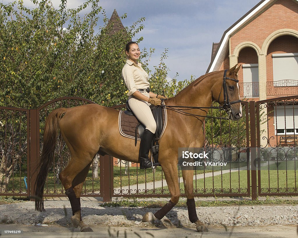 Souriant femme chevauchant un cheval brun dans la campagne. - Photo de Activité libre de droits