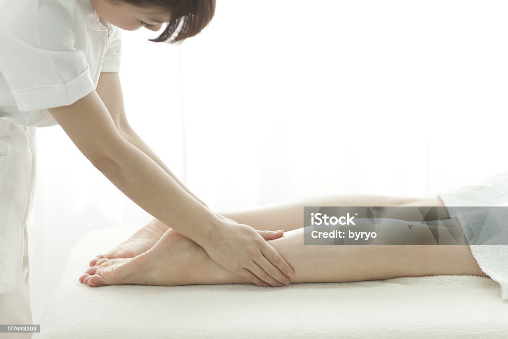 The Косметолог, массаж ног - Стоковые фото Альтернативная медицина роялти-фри