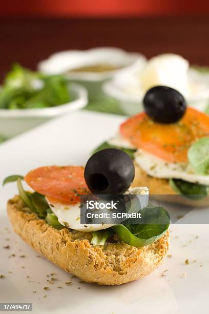 Italian Croutonscrostini Alla Italiana Foto de stock y más banco de imágenes de Aceite de oliva - Aceite de oliva, Aceite para cocinar, Aceituna