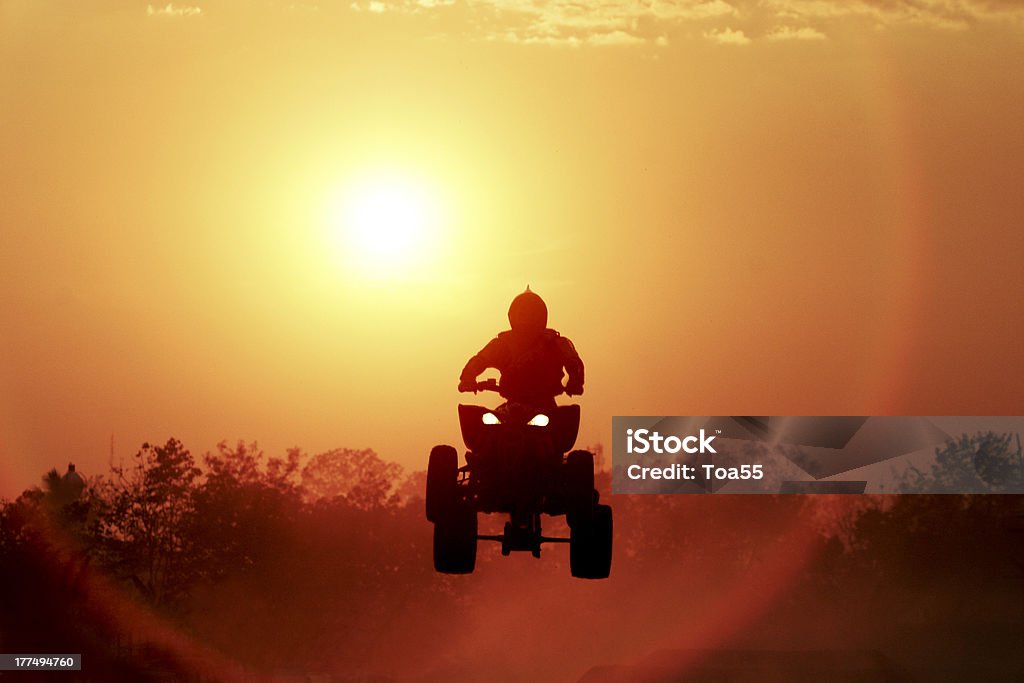 Silhouette ATV oder Quad bike jump - Lizenzfrei Hochspringen Stock-Foto