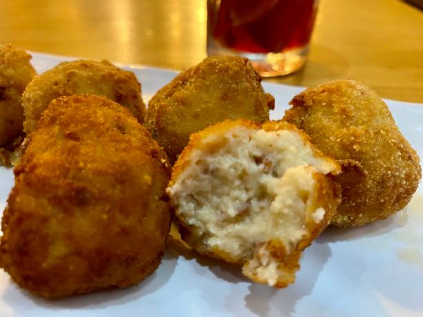Bolinhos de Queijo Crocantes: Recheio Derretido! - receita deliciosa profissional - passo 2