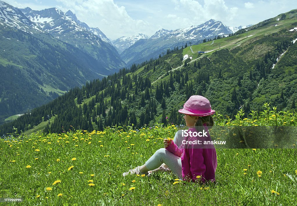 Bambina di Alpine meadows - Foto stock royalty-free di Alpi