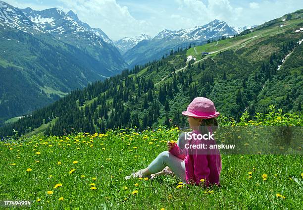 Bambina Di Alpine Meadows - Fotografie stock e altre immagini di Alpi - Alpi, Ambientazione esterna, Austria