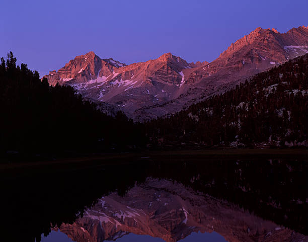 alba scintillio delle montagne su bear creek spire - mountain alpenglow glowing lake foto e immagini stock