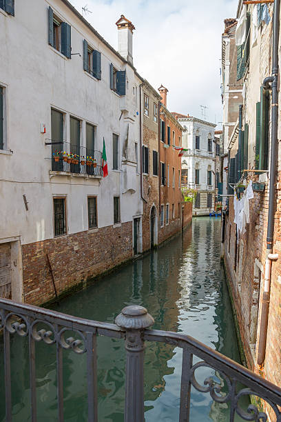 Vista del agua canal en Venecia - foto de stock