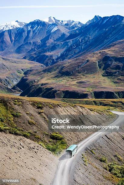 Bus Fahren Sie Durch Den Denali National Park Stockfoto und mehr Bilder von Alaska - US-Bundesstaat - Alaska - US-Bundesstaat, Berg, Denali-Nationalpark