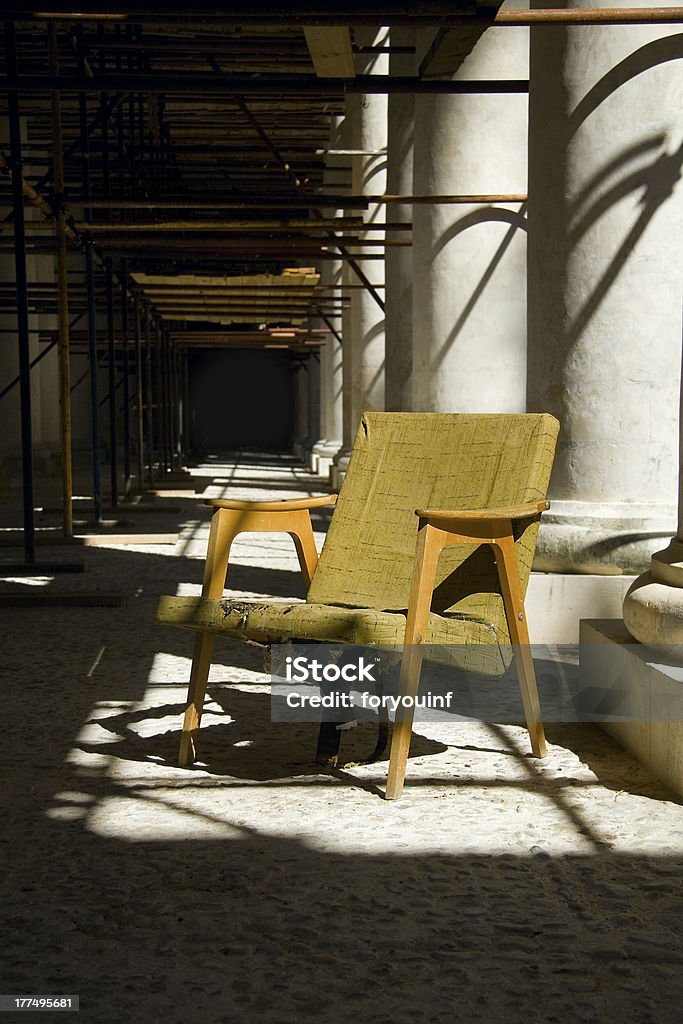 Старый кресло между колонн - Стоковые фото Абстрактный роялти-фри